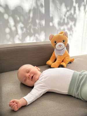 Lenabo Kuscheltier Lenabie Tali (Puma) begleitet ein schlafendes Baby als sanfte Einschlafhilfe, nutzbar mit Weißem Rauschen oder Einschlafmelodien, beruhigende Audios für Neugeborene und Babys ab Geburt über das Lenabo smarte Spielsystem