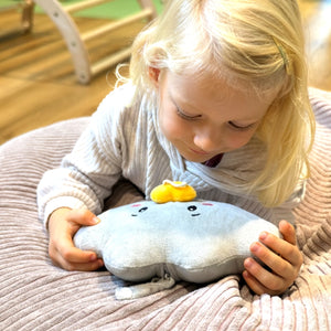 Lenabie Lina (Wolke) erzählt eine Geschichte – Kleinkind lauscht im kuscheligen Setting, weicher Audio- und Kuschelbegleiter, kombinierbar mit dem Lenabo Smart Speaker, mitwachsend von 0–7 Jahren