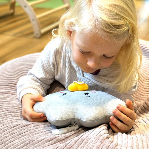 Lenabie Lina (Wolke) erzählt eine Geschichte – Kleinkind lauscht im kuscheligen Setting, weicher Audio- und Kuschelbegleiter, kombinierbar mit dem Lenabo Smart Speaker, mitwachsend von 0–7 Jahren