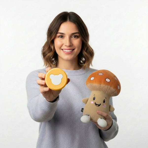 Lenabo Smart Speaker – Audiomodul für Lenabo Kuscheltiere (Lenabies) von Lenabo (smartes Spielsystem) – Produktbild des smarten, einsetzbaren Lautsprechers zur Integration in Lenabo Plüschcharaktere, speziell entwickelt für die Lenabo App, sichere und intuitive Bedienung für Kinder ab 0 Jahren, NFC-basiertes Audioerlebnis abgestimmt auf das jeweilige Lenabie Motiv, nutzbar als Einschlafhilfe mit Weißem Rauschen und Einschlafmelodien sowie für Gute-Nacht-Geschichten, Hörspiele und kindgerechte Lerninhalte.