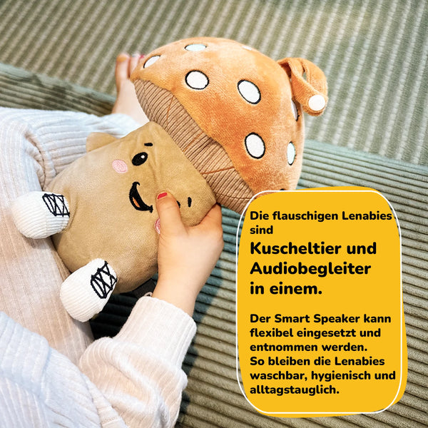 Kind hält Lenabie Felix (Pilz) in der Hand – das flauschige Kuscheltier mit herausnehmbarem Smart Speaker ist Kuschelfreund und Audiobegleiter in einem, flexibel einsetzbar, waschbar und alltagstauglich.