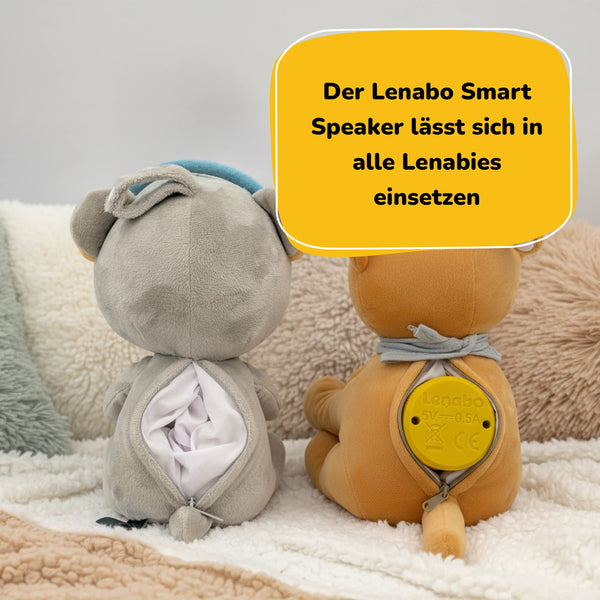 Lenabo Smart Speaker flexibel einsetzbar in jedem Lenabie – zeigt zwei Lenabie Kuscheltiere mit geöffneter Innentasche und eingesetztem Audiomodul, das sich einfach per Reißverschluss einsetzen lässt, passend für alle Lenabie Motive und ideal für individuelle Geschichten, Musik und Lerninhalte ab Geburt bis ins Schulalter.
