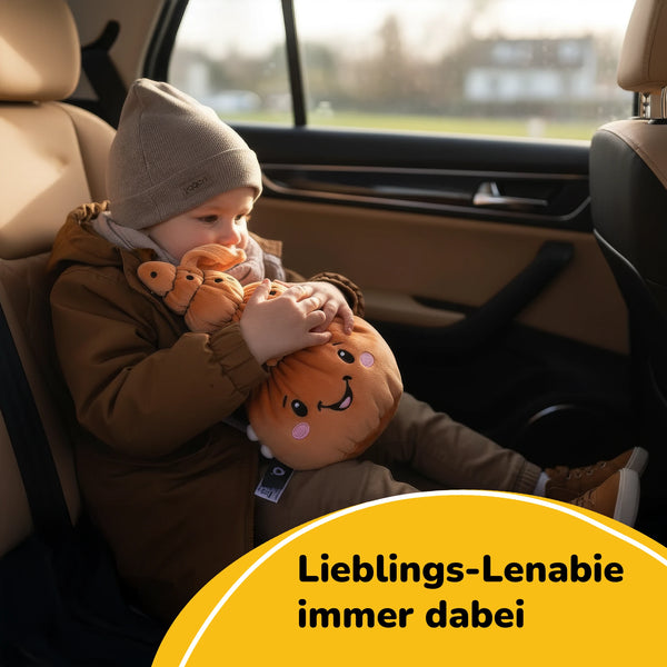 Kleinkind mit Lenabie Mia (Muschel) im Autositz – kuscheliges Audio-Kuscheltier für unterwegs, kompatibel mit dem Lenabo Smart Speaker, ideal als treuer Begleiter auf Reisen und Ausflügen