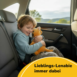 Lenabie Tali (Puma) Audio-Kuscheltier im Auto – Kind umarmt sein Lieblings-Lenabie auf der Rückbank, ideal für unterwegs, mobiles Kuscheltier mit Smart Speaker für Hörspiele, Musik und Gute-Nacht-Geschichten, perfekt für Reisen mit Babys und Kindern