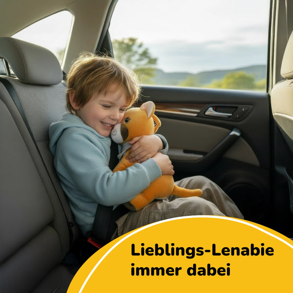 Lenabie Tali (Puma) Audio-Kuscheltier im Auto – Kind umarmt sein Lieblings-Lenabie auf der Rückbank, ideal für unterwegs, mobiles Kuscheltier mit Smart Speaker für Hörspiele, Musik und Gute-Nacht-Geschichten, perfekt für Reisen mit Babys und Kindern