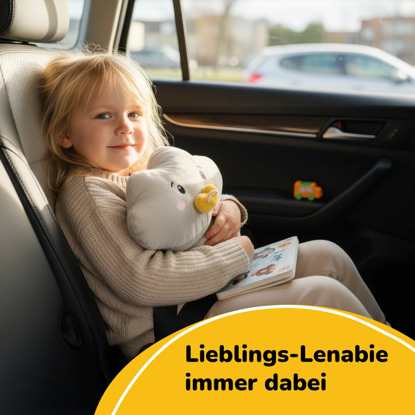 Kleinkind im Autositz umarmt Lenabie Lina (Wolke) – kuscheliger Audio-Begleiter für unterwegs, kompatibel mit dem Lenabo Smart Speaker, ideal für Autofahrten und Reisen