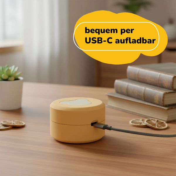 Lenabo Smart Speaker bequem per USB-C aufladbar – zeigt das kompakte Audiomodul mit angeschlossenem Ladekabel auf dem Tisch, ideal für den täglichen Einsatz im Lenabie, mit wiederaufladbarem Akku für Geschichten, Musik und Lerninhalte ab Geburt bis ins Schulalter.